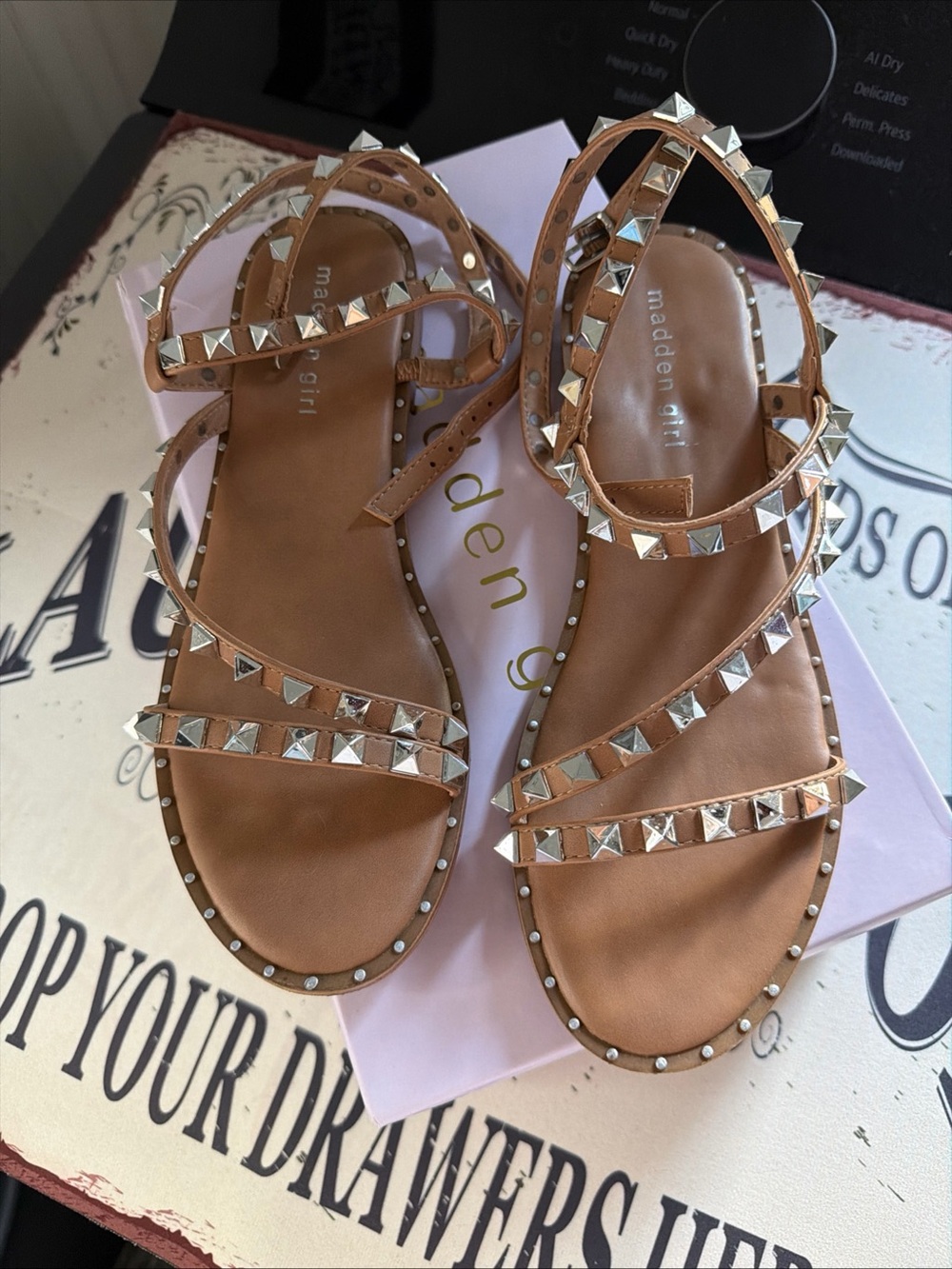 Steve Madden Travel Tan Studded Gladiator Sandals Silver Pyramid Studs Size 8M